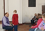 In der Kirche erzhlen die Kinder Hoogi von ihren Basteleien.