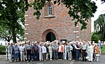 Gruppe vor der Kirche in Eenrum/Niederlande