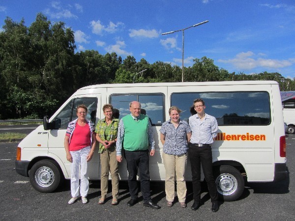 Unser QE-Team auf dem Rastplatz in Hasbruch vor unserem QE-Bus